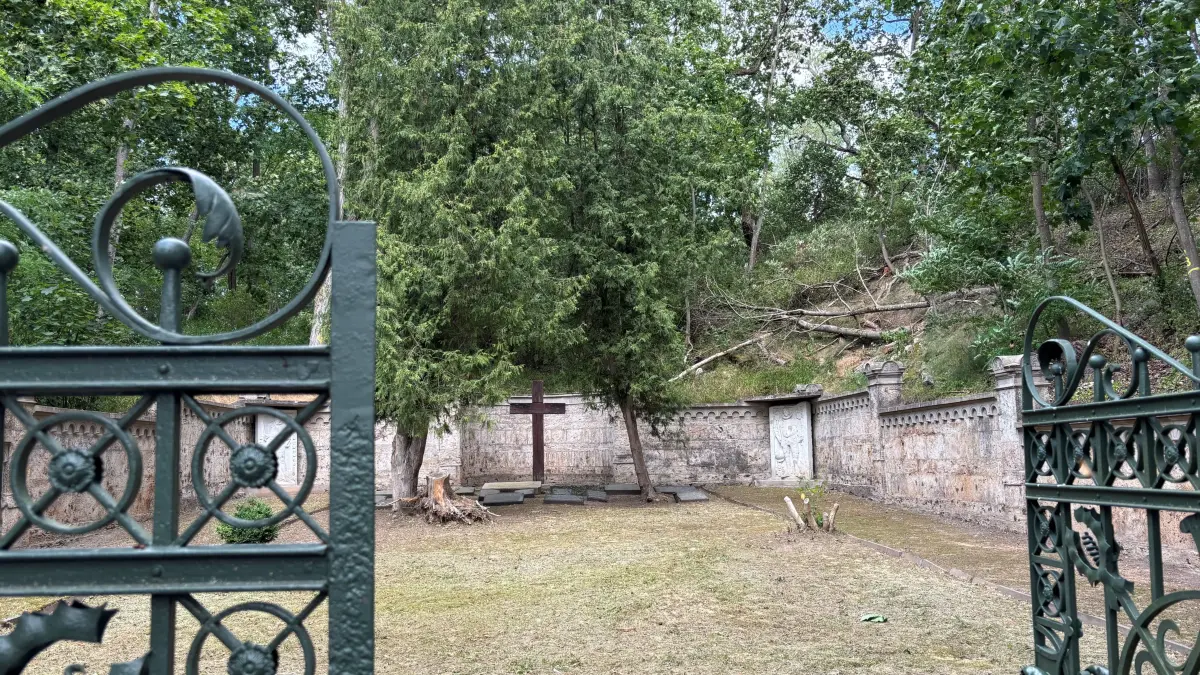 Verwunschen im alten Schlosspark von Stolpe (Uckermark) bei Angermünde liegt die Grabstätte der Familie von Buch, eines der bedeutendsten und wohlhabendsten Adelsgeschlechter in Brandenburg.