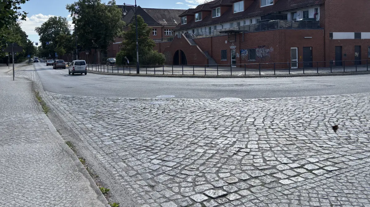 Kleine Steine, große Wirkung: In Beeskow wird für mehrere Wochen die südliche Zufahrt in das Stadtzentrum gesperrt.