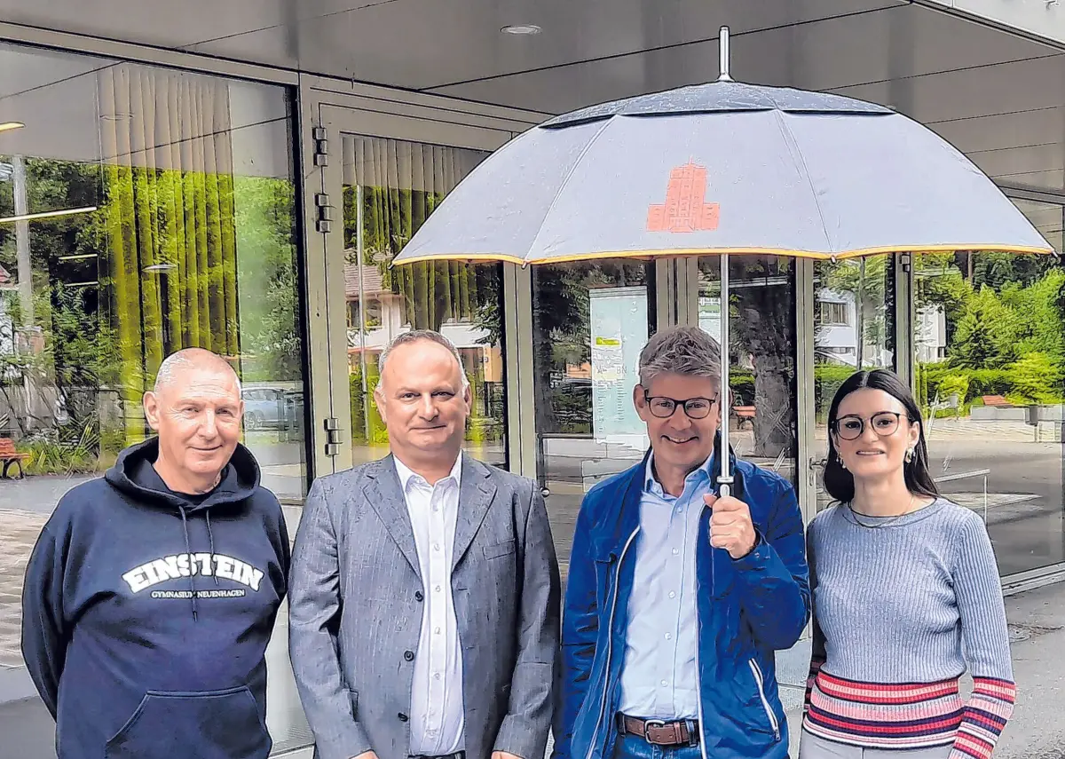„Schirmherr“ und Bürgermeister Ansgar Scharnke (2. v. r.) mit Thomas Hahn vom Förderverein (v. l.), Schulleiter Olaf Hofschulz und Thalya da Silva Ulbrich von der Sparkasse MOL bei der Eröffnung des Aktionstages für Toleranz und Gemeinschaft am Einstein-Gymnasium Neuenhagen