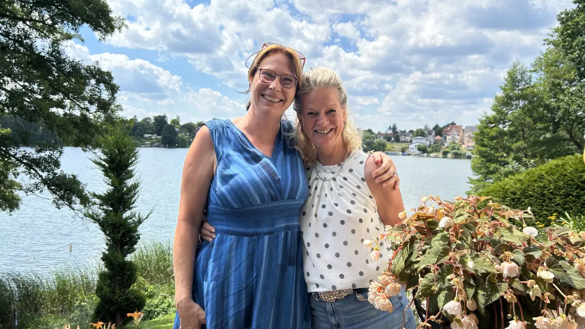 Haben trotz einer gewaltigen Anzahl von Briefen ihren Humor nicht verloren: Jacqueline Hambsch und Cornelia Edelmann-Schipke aus Grünheide. Die beiden pendeln seit über 20 Jahren nahezu täglich nach Berlin.