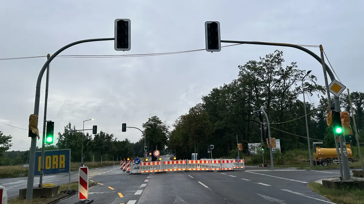Die Baustelle auf der B179 an der Kreuzung Hasekstraße/Technologiepark am Montagabend, 6. Juli. Inzwischen ist dieser Bauabschnitt fertiggestellt.