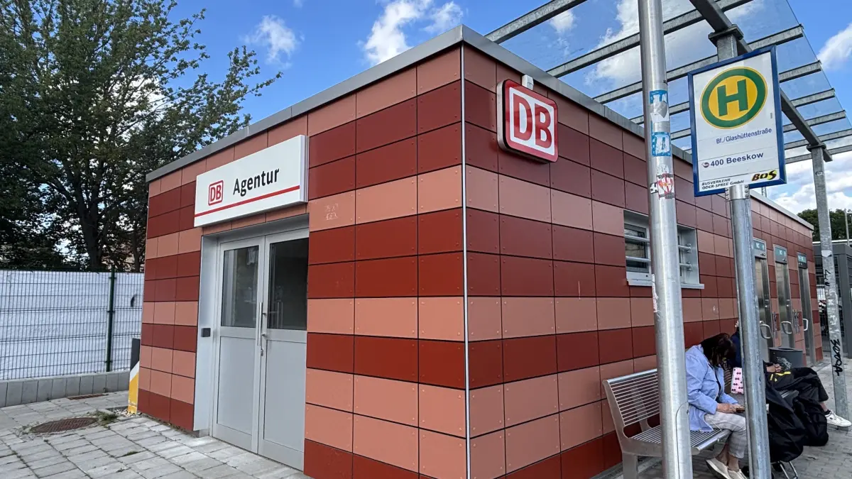 Die Umbauarbeiten sind abgeschlossen: In Eisenhüttenstadt am Bahnhof gibt es wieder eine DDB-Agentur. Das wird geboten.