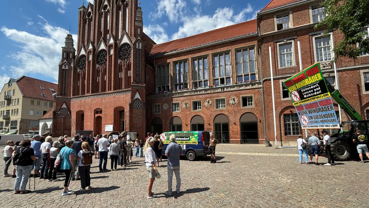 Demo vor dem Rathaus Frankfurt (Oder): Eine Bürgerinitiative macht seit längerer Zeit mobil gegen ein Energie-Projekt von Enertrag, das auch fünf Windräder nahe dem Ortsteil Güldendorf vorsieht.