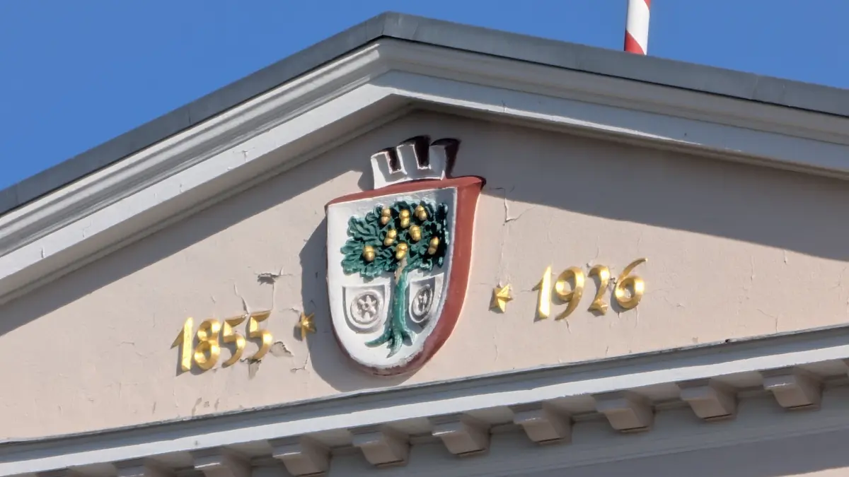 Goldenes Datum am Rathaus von Bad Freienwalde: Es erinnert an ein Ereignis vor 100 Jahren.