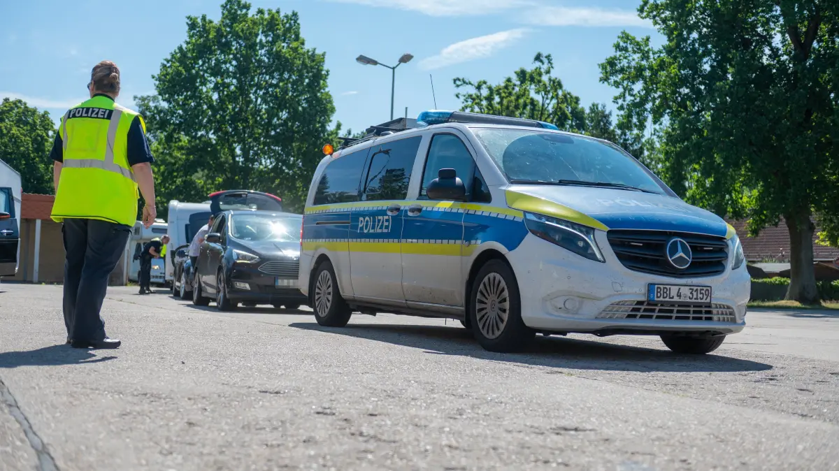Große Kontrollaktion an der Autobahn A11 bei Finowfurt: Zum Ferienstart wurden im Reiseverkehr vor allem Wohnmobile und Camper ins Visier genommen.