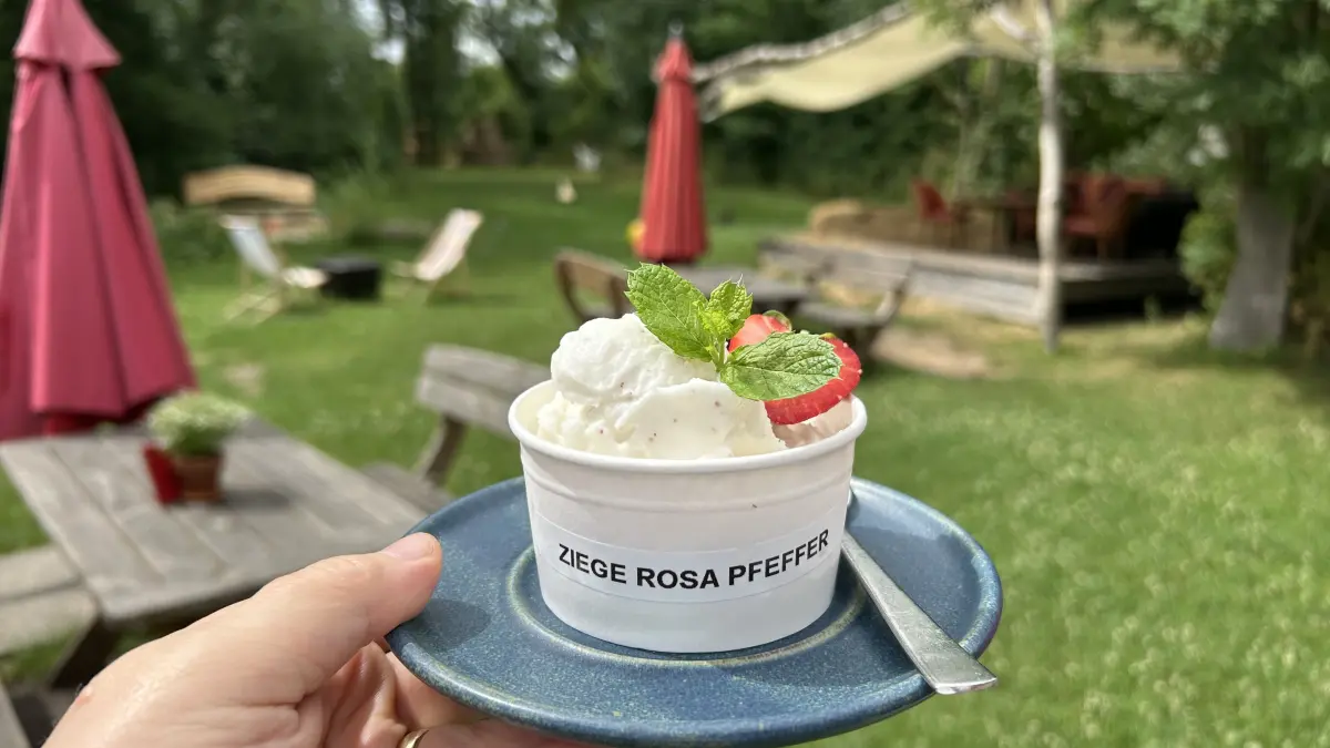 Die Ziegenkäserei Karolinenhof bietet Eis aus Ziegenmilch mit rosa Pfeffer an. Wer hat noch Eis mit Produkten vom eigenen Hof?