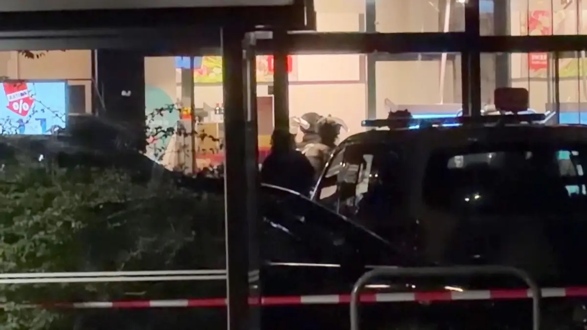Geiselnahme in Berliner Supermarkt: 11.07.2026, Berlin: Einsatzkräfte der Polizei sind an einem Supermarkt im Einsatz. In einem Supermarkt in Berlin läuft nach Angaben der Polizei eine Geiselnahme. Foto: Marco Porzig/dpa +++ dpa-Bildfunk +++