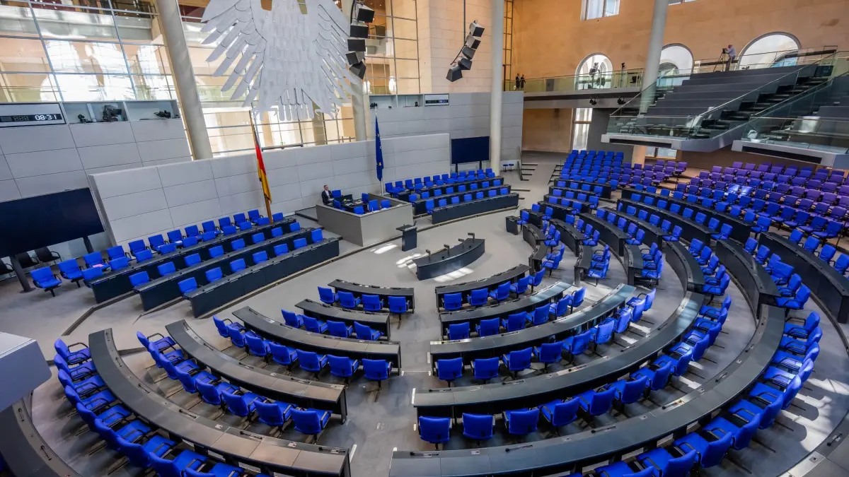 Bundestag: 10.07.2026, Berlin: Blick in den Plenarsaal im Bundestag vor dem letzten Sitzungstag vor der Sommerpause. So sieht der Bundestag im Sommer aus, wenn keine Sitzungen stattfinden. (zu dpa: «Umfrage: Union verringert Abstand zu AfD leicht») Foto: Michael Kappeler/dpa +++ dpa-Bildfunk +++