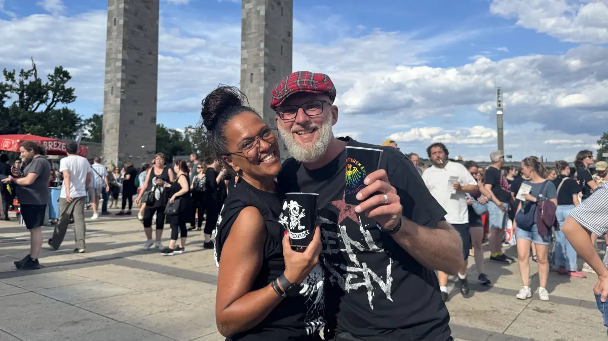 "Wirklich Gänsehaut": Carmela und Normen beim Konzert der Toten Hosen im Olympiastadion Berlin.