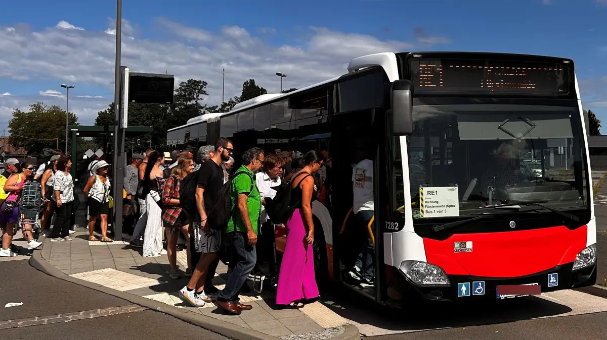 Pendler zwischen Frankfurt (Oder) und Berlin Ostbahnhof müssen in den kommenden Wochen öfter auf Busse umsteigen, wie hier am Bahnhof Erkner. Der Grund sind gleich mehrere Sperrungen auf der Strecke.