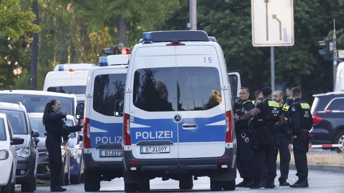 Geiselnahme in Berliner Supermarkt: 11.07.2026, Berlin: Die Polizei ist in der Nähe einer Geiselnahme in einem Supermarkt im Einsatz. (zu dpa: «Geiselnahme in Berliner Supermarkt beendet») Foto: Carsten Koall/dpa +++ dpa-Bildfunk +++