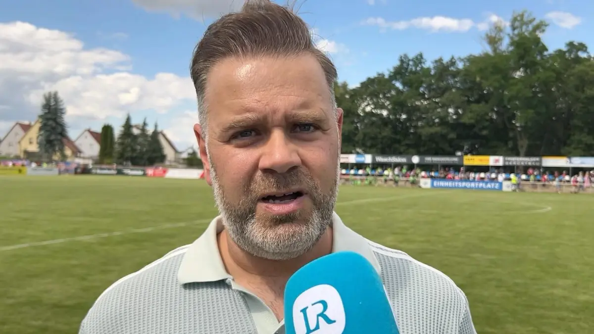 Sebastian Lemke, Präsident von Energie Cottbus, bezieht nach dem Rassismus-Vorfall im Spiel gegen den Halleschen FC in Finsterwalde klar Stellung.
