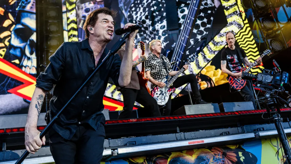 Frontmann Campino (l) und seine Band Die Toten Hosen starten auf dem Cannstatter Wasen den deutschen Auftakt ihrer Abschiedstour «Trink Aus! Wir Müssen Gehen - Tour 2026». (zu dpa: «Das sind Hit und Album des Jahres - bislang») +++ dpa-Bildfunk +++