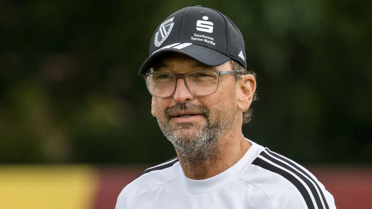 Testspiel - 2026/2027 - FC Energie Cottbus gegen Hallescher FC: Finsterwalde, Deutschland 11. Juli 2026:
Testspiel - 2026/2027 - FC Energie Cottbus gegen Hallescher FC
Im Bild: Trainer Claus-Dieter Wollitz (Energie Cottbus)