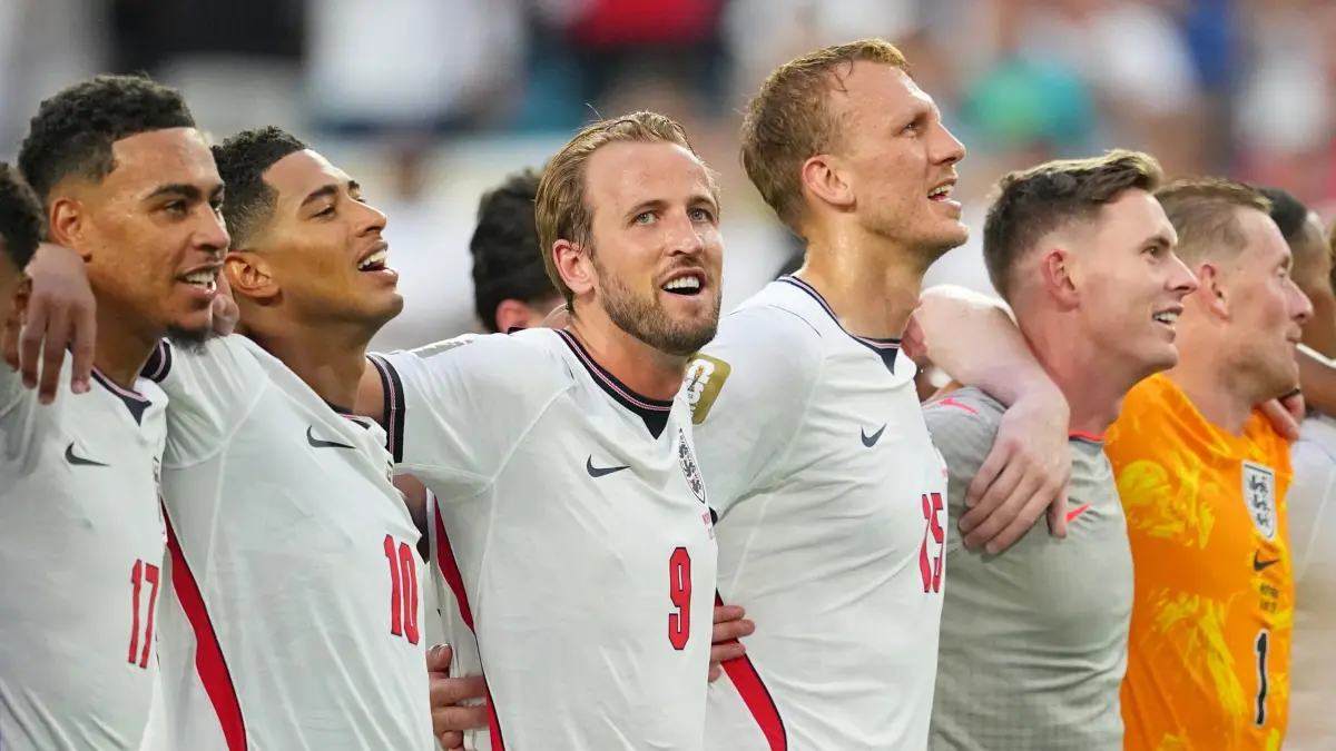WM 2026 - Norwegen - England: 11.07.2026, USA, Miami Gardens: Fußball, Männer, WM 2026, Norwegen - England, Finalrunde, Viertelfinale, Miami-Stadion. Englands Harry Kane (3vl) und seine Mannschaftskameraden feiern den Sieg über Norwegen. Foto: Julio Cortez/AP/dpa +++ dpa-Bildfunk +++