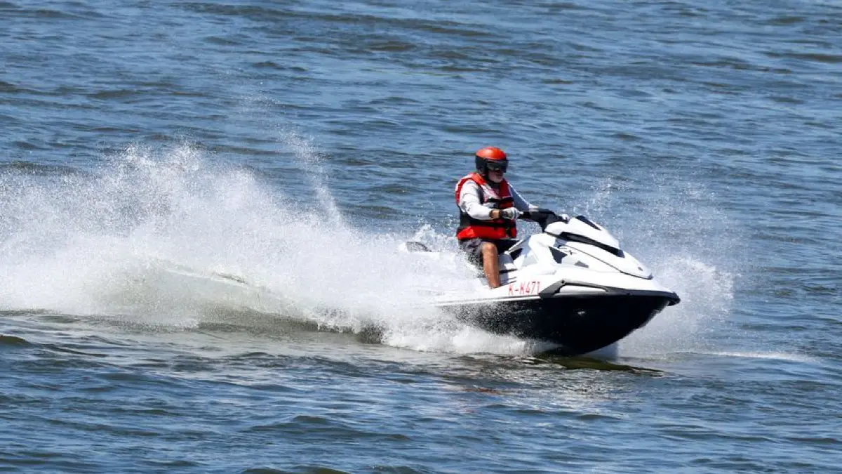 Sommerwetter in Düsseldorf: 12.07.2026, Nordrhein-Westfalen, Düsseldorf: Ein Mann fährt mit einem Jetski auf dem Rhein entlang. Foto: Christoph Reichwein/dpa +++ dpa-Bildfunk +++