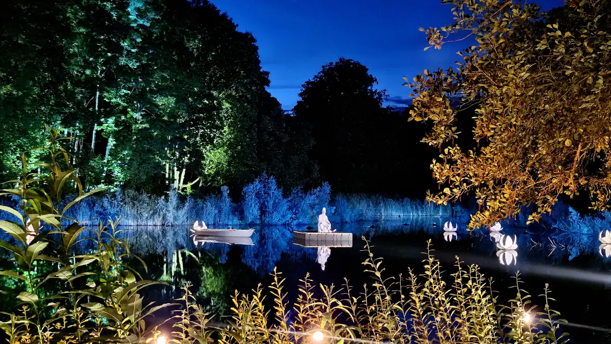 Wie aus einer anderen Welt: Das Theater Sinopel verwandelte den Schlossteich am Gutshof Börnicke beim Inselleuchten 2026 in eine nächtliche Bühne.
