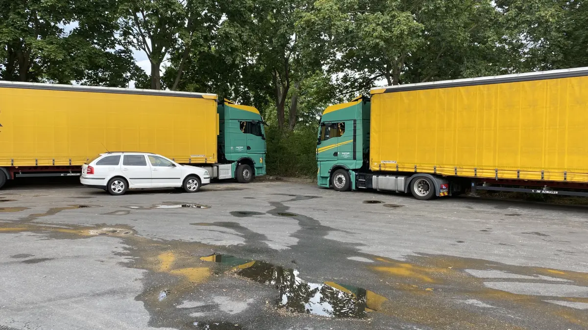 Bei Lastwagen beliebt - der Spree-Parkplatz an der Bebelstraße in Fürstenwalde. Könnte die Stadt dort Gebühren erheben?
