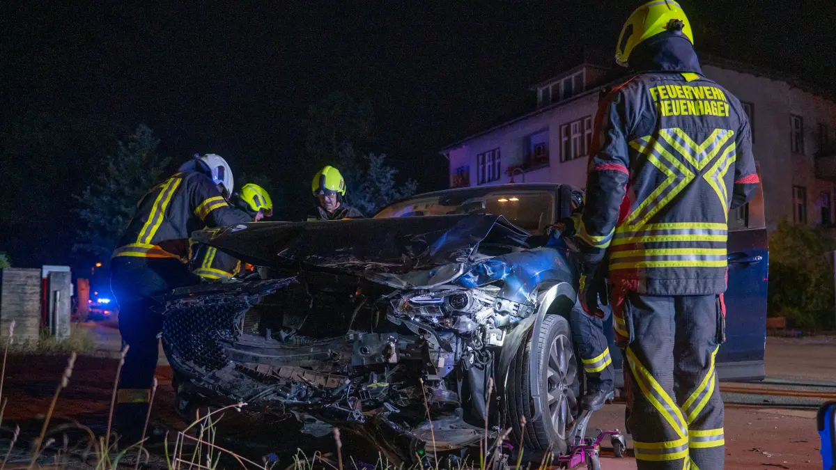 Unfall in Neuenhagen: Die Rudolf-Breitscheid-Allee war nach einem Zusammenstoß zweier Pkw gesperrt. Mehrere Menschen sind verletzt worden.
