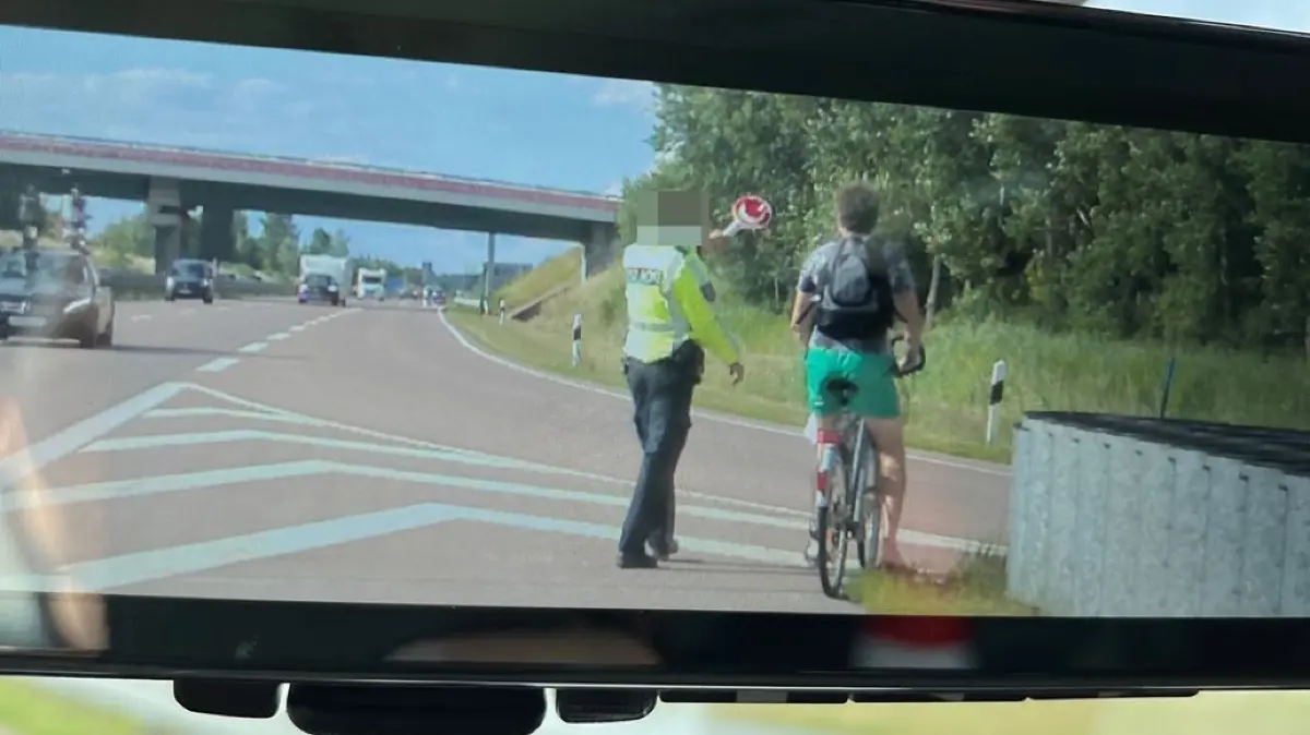 Radfahrer auf Autobahn A24 bei Fehrbellin