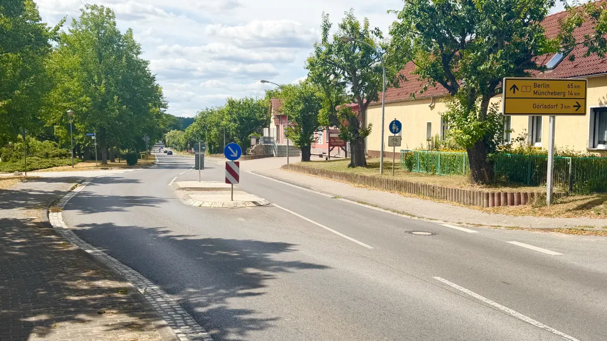 B1 in Diedersdorf bei Seelow: Hier soll nach dem Wunsch von Gemeinde und Amt Seelow-Land ein Fußgängerüberweg entstehen. Die Straßenverkehrsbehörde lehnte den Antrag ab.