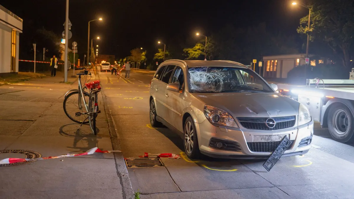 Die Spuren an der Unfallstelle deuten auf einen heftigen Zusammenstoß: Auf der Hellersdorfer Straße ist eine Radfahrerin schwer verletzt worden.