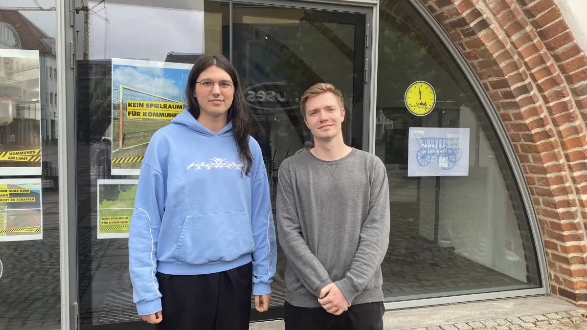 Melina Stritzke und Nico Schälicke vor dem Alten Rathaus in Fürstenwalde, dem Tagungsort der Stadtverordneten. Die beiden wollen ein Kinder- und Jugendparlament auf den Weg bringen.