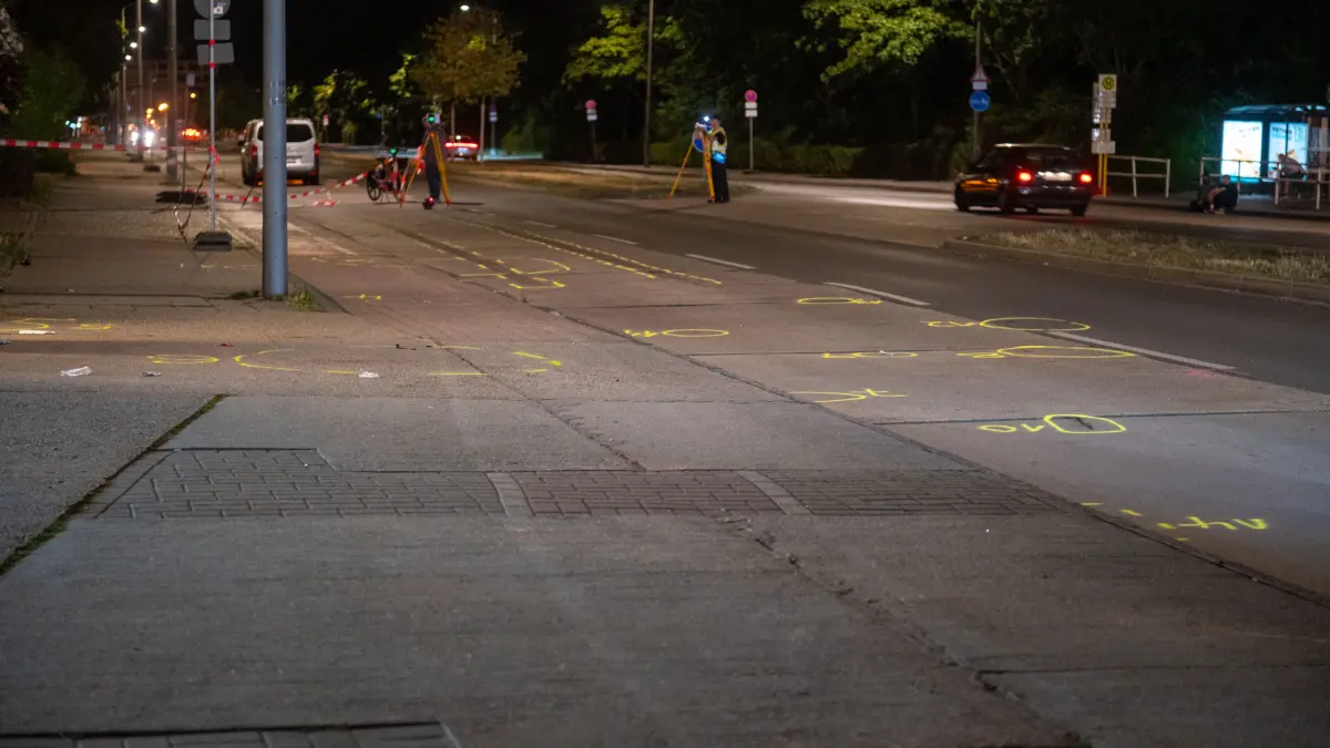 Kriminaltechniker und Unfallermittler sicherten bis tief in die Nacht hinein Spuren an der Unfallstelle.