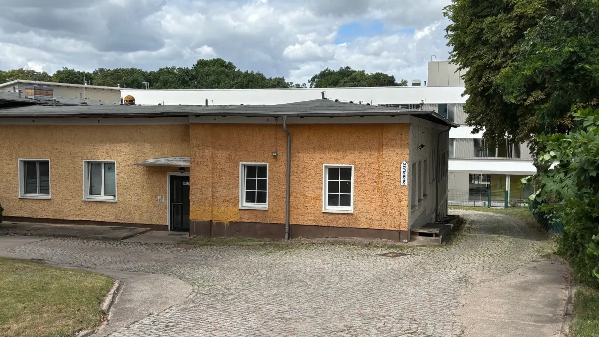 Haus C auf Gelände der Seniorenresidenz Neuenhagen, im Hintergrund Einstein-Gymnasium