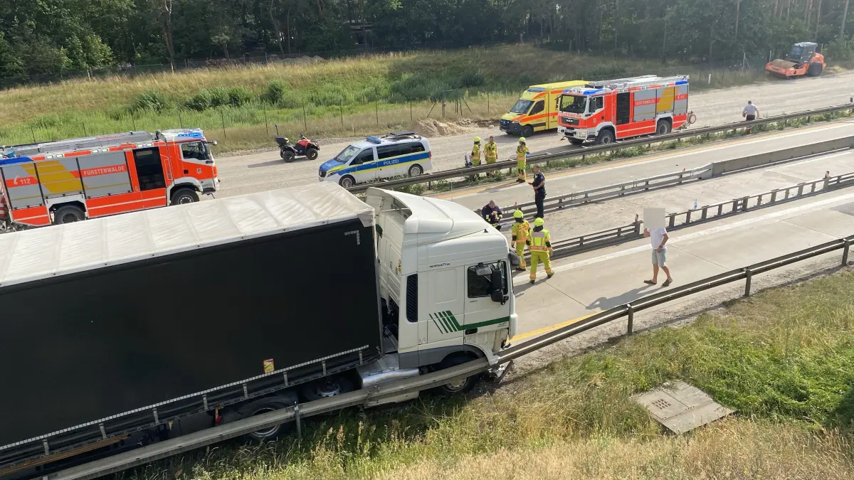 Ein polnischer Lkw ist bei Fürstenwalde in die Leitplanke geraten. Eine Vollsperrung ist die Folge.