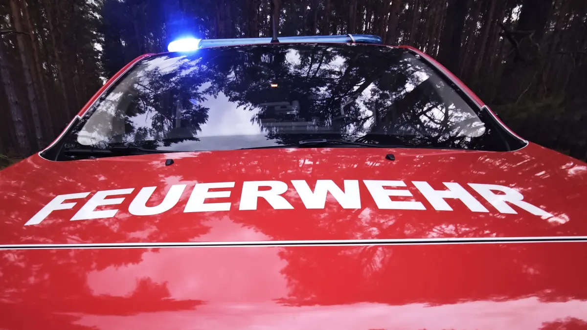 Tödlicher Unfall nahe der A12: Kräfte von Feuerwehr und Rettungsdienst wurden am Freitag (10. Juli) auf die L23 gerufen. Dort kollidierten ein Motorrad und ein Pkw. (Symbolbild)