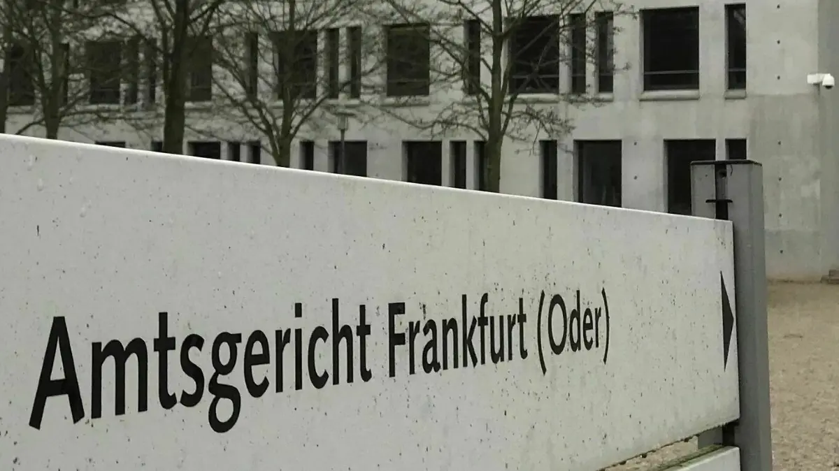 Amtsgericht Frankfurt 2023: Frankfurt (Oder). Behördenzentrum. Wegweiser Amtsgericht. 01.02.2023. Foto: Frank Groneberg
Einverständnis für Veröffentlichung wurde mündlich erteilt.