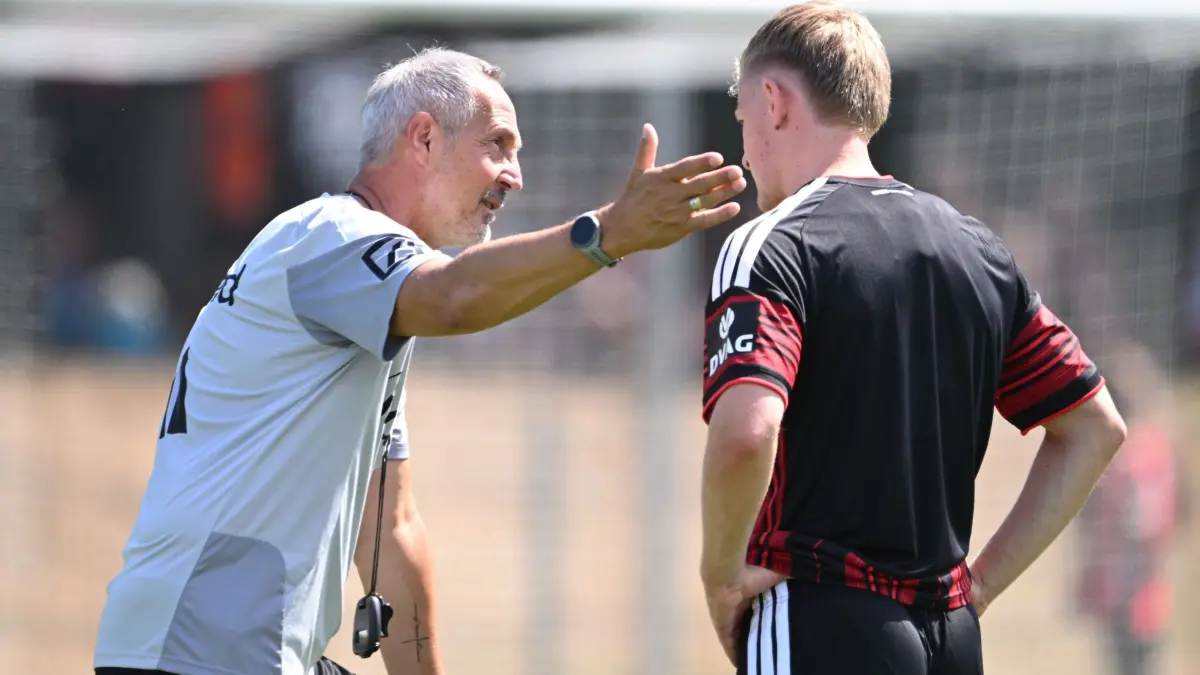 Erstes Training Eintracht Frankfurt mit Adi Hütter: 13.07.2026, Hessen, Frankfurt am Main: Adi Hütter (l) spricht mit Jonathan Burkardt von Eintracht Frankfurt beim ersten Training. Foto: Florian Wiegand/dpa +++ dpa-Bildfunk +++
