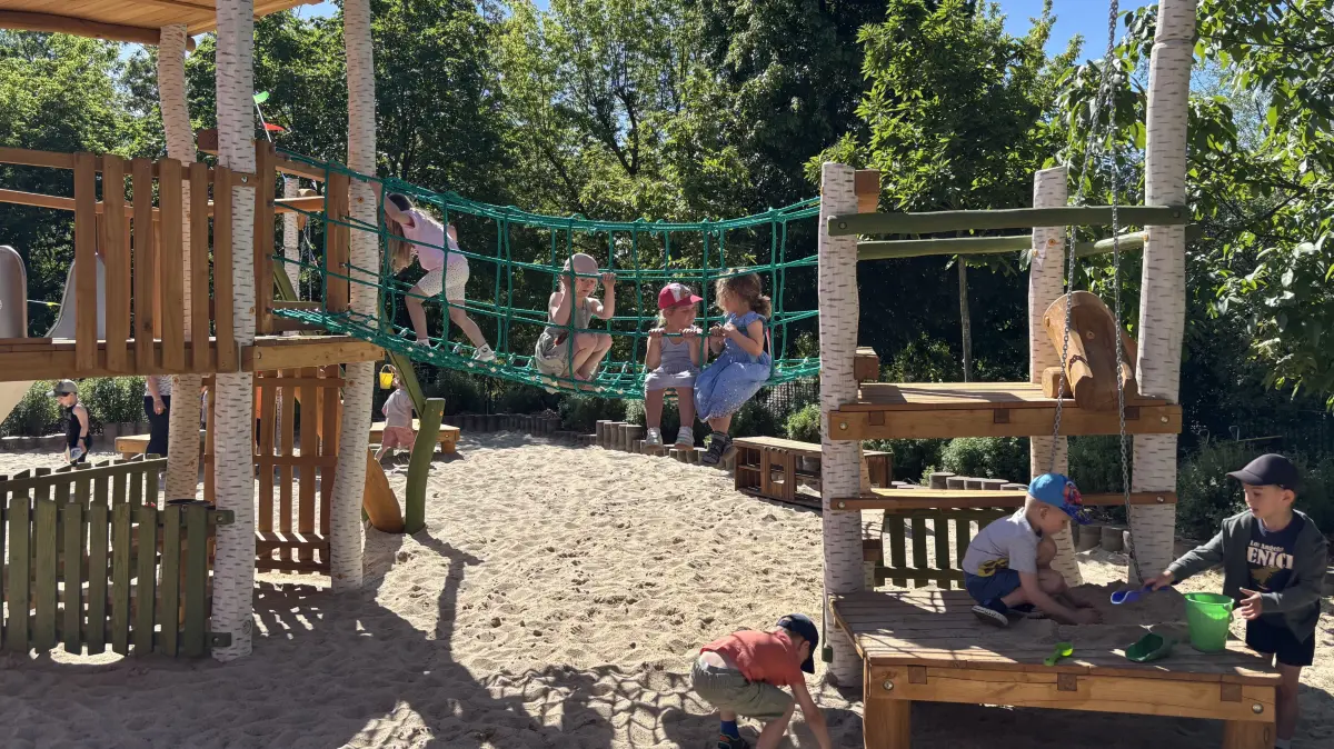 Die Füchse und Bienen, die vier- bis fünfjährigen Kinder in der Kita "Bambi" in Frankfurt (Oder), nehmen den neuen Spielplatz in Beschlag.