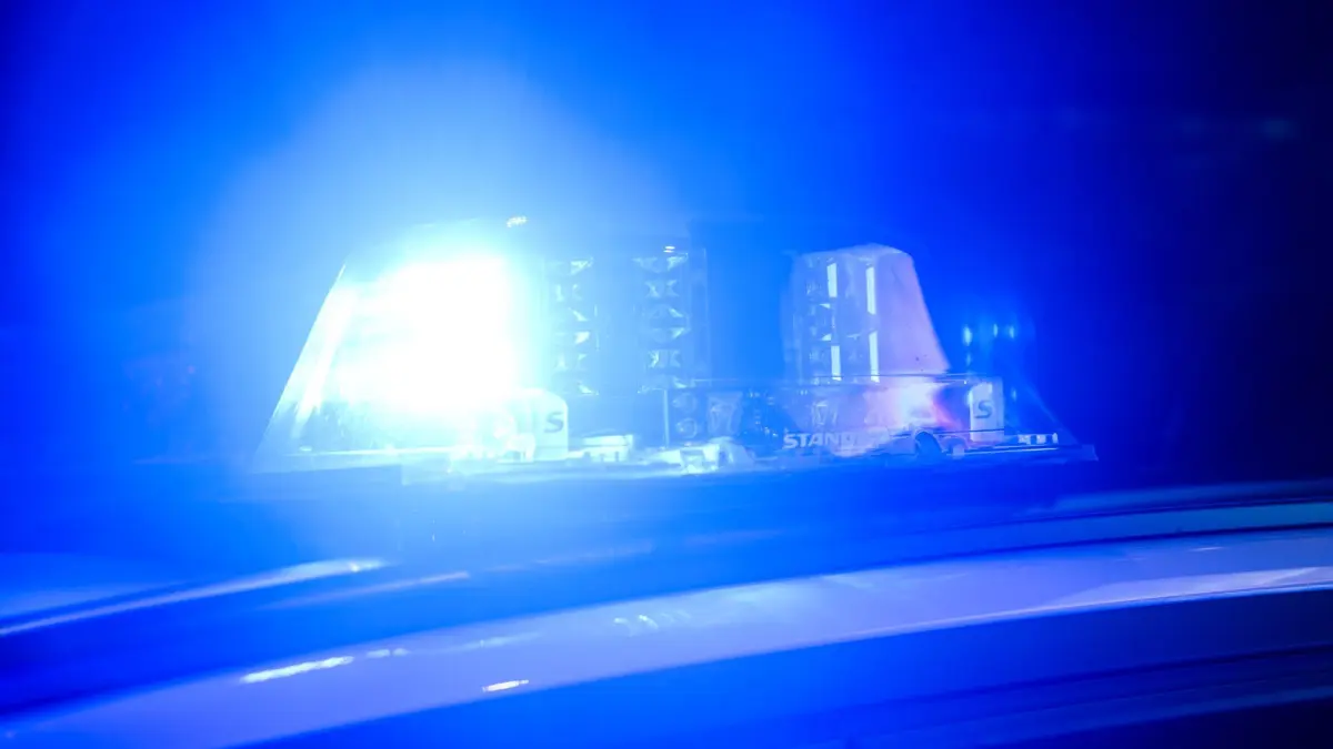 Blaulicht auf Polizeiwagen: ARCHIV - 06.12.2024, Niedersachsen, Hannover: Ein Blaulicht leuchtet auf einem Einsatzfahrzeuge der Polizei. (zu dpa: «Schwimmer in Badesee vermisst - stundenlange Suche») Foto: Julian Stratenschulte/dpa +++ dpa-Bildfunk +++