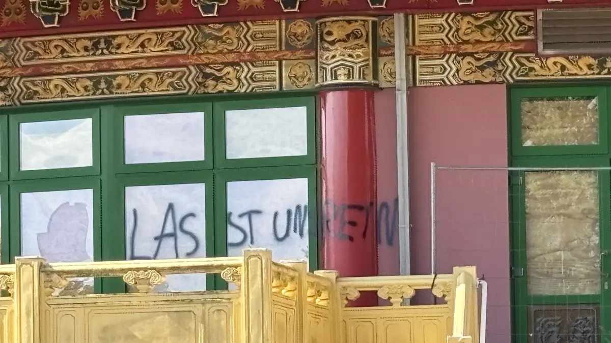 Begehrtes Ziel: Unbekannte haben an der Pagode in Hohen Neuendorf den Spruch "Lasst uns rein" gesprüht. Das gelingt tatsächlich immer wieder. Besitzer und Polizei reagieren darauf.