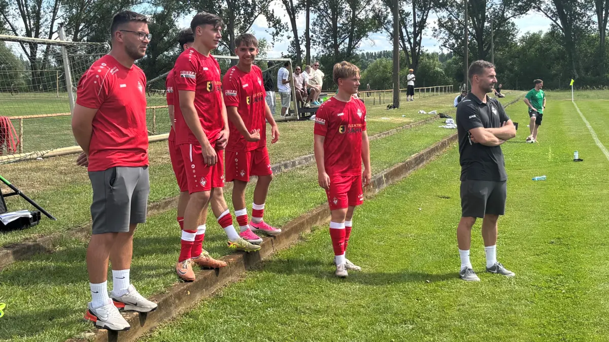 Der 1. FC Frankfurt geht mit einigen Änderungen in die Saison 2026/27 der NOFV-Oberliga Süd. Trainer Sascha Kloß (links) muss zwei namhafte Abgänge verkraften.