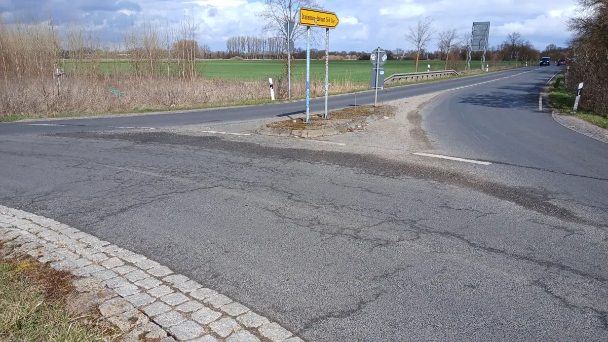 Von Montag, den 3. August, bis voraussichtlich zum 22. August, wird die Deckschicht des Bärenklauer Weges einschließlich des Kreisverkehrs in Richtung Leegebruch saniert. Die Bauarbeiten erfolgen unter Vollsperrung des Abschnitts zwischen der B96 neu und der L172 (Veltener Straße).