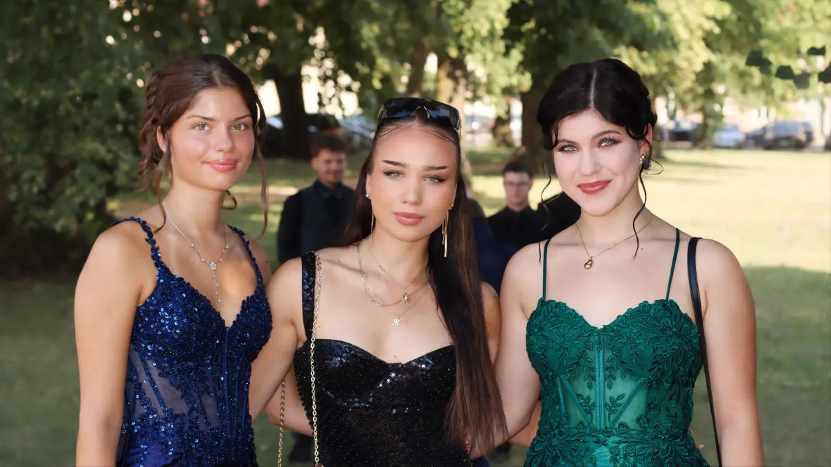 Scardy Eckermann (v. l.), Kayleigh Tolle und Lena Herrmann haben am Evi in Neuruppin gemeinsam ihr Abitur mit 1,0 geschafft. Die drei Freundinnen kennen sich seit der Grundschule und halten fest zusammen.