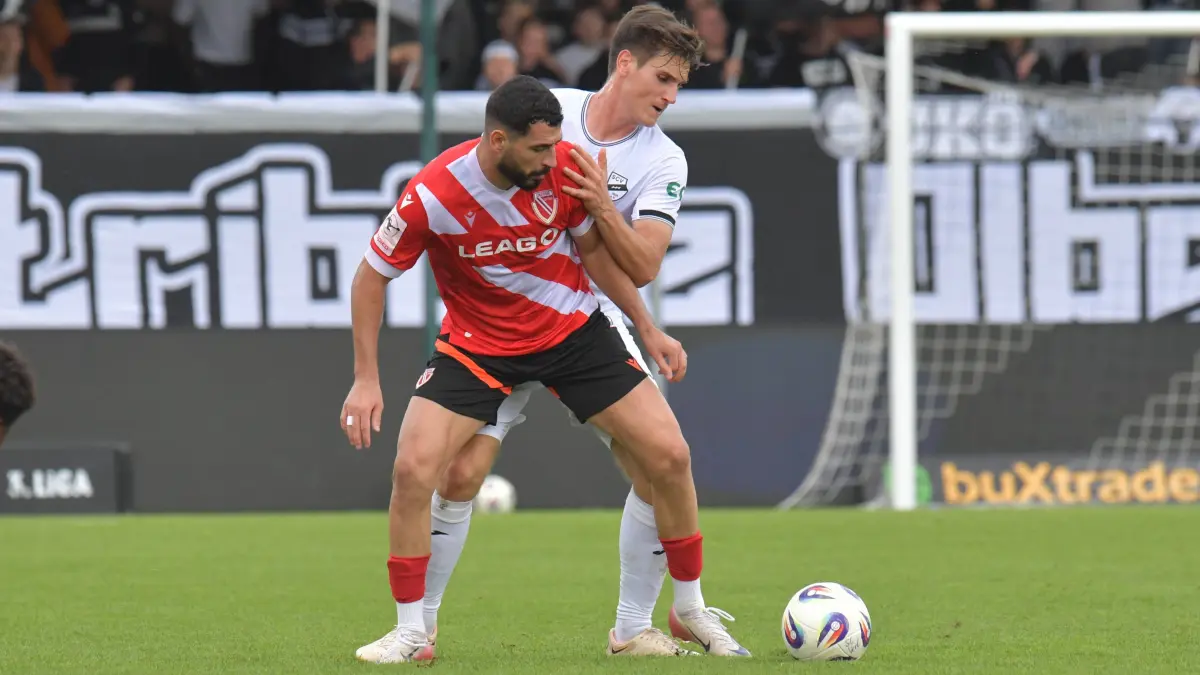 21.09.2025, GER, Fussball, 3.Liga, Saison 2025/2026, 07. Spieltag, Sportclub Arena, Verl SC Verl - FC Energie Cottbus 2 : 1 Martin Ens SC Verl, rechts gegen Tolcay Cigerci FC Energie Cottbus, Aktion, Duell, Zweikampf *** 21 09 2025, GER, Soccer, 3 Liga, Season 2025 2026, 07 Matchday, Sportclub Arena, Verl SC Verl FC Energie Cottbus 2 1 Martin Ens SC Verl, right against Tolcay Cigerci FC Energie Cottbus , Action, Duel, Duel