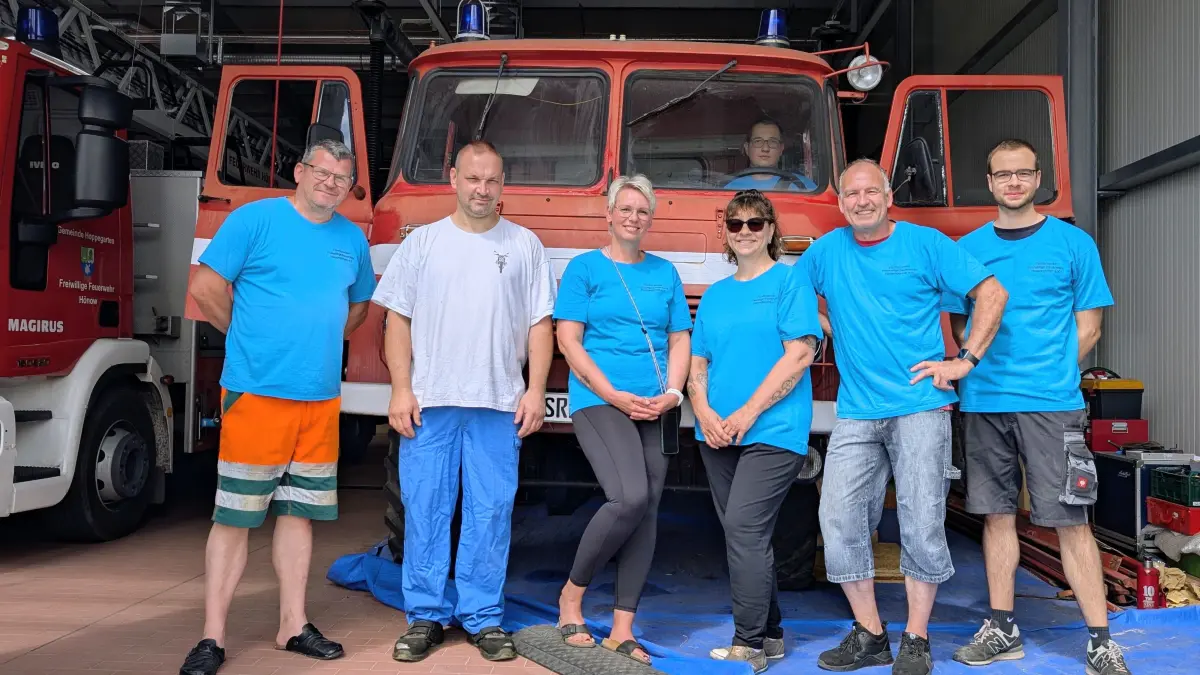 Jede Hand wird gebraucht: Kameraden und interessierte Autoschrauber treffen sich, um einen alten Feuerwehr-Robur zu sanieren.