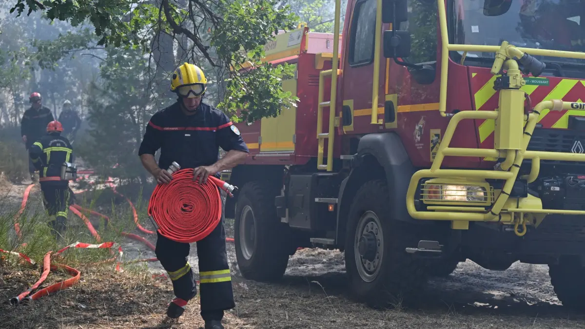 Waldbrand bei Paris: 13.07.2026, Frankreich, Fontainebleau: Feuerwehrleute bekämpfen einen Waldbrand in der Region des historischen Waldes von Fontainebleau, etwa 60 km (37 Meilen) südlich von Paris. Foto: Emma Da Silva/AP/dpa +++ dpa-Bildfunk +++