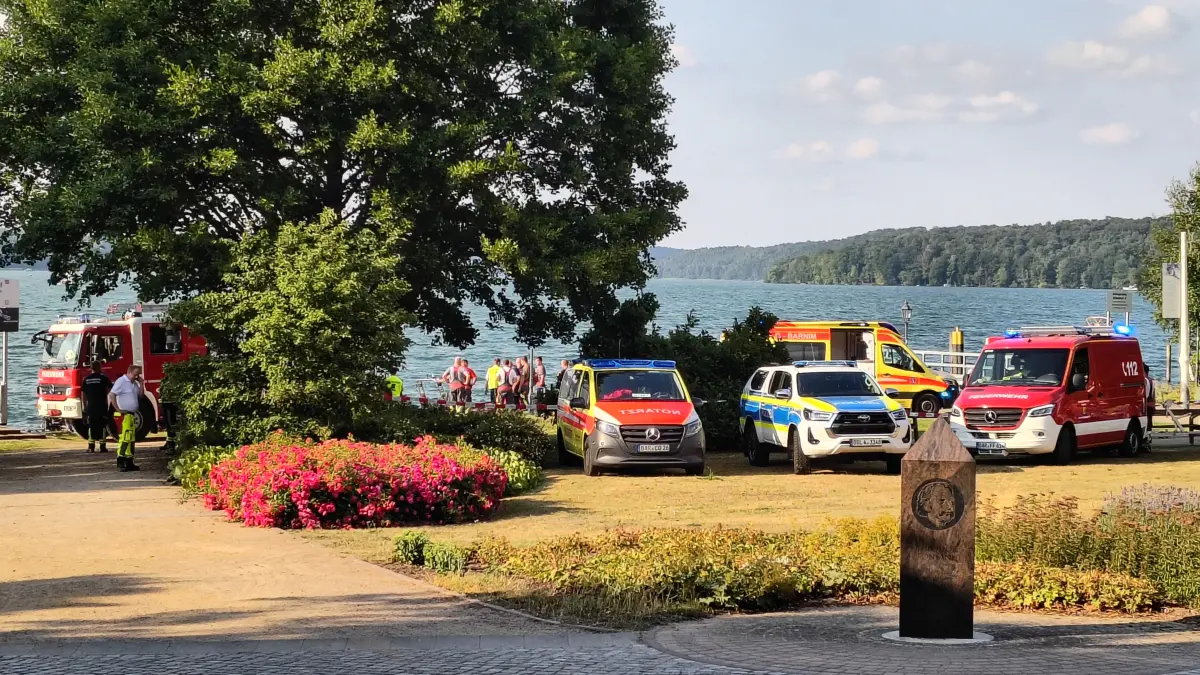 Großer Rettungseinsatz in Altenhof am Werbellinsee am 13.7.2026. Ein Mann wird nach dem Sturz von einem Boot in dem See vermisst.