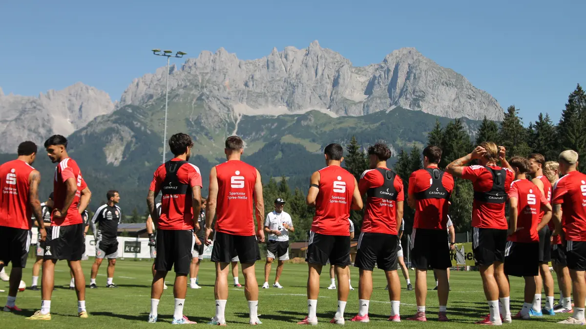 Trainer Claus-Dieter Wollitz begrüßte die Mannschaft von Energie Cottbus am Montag zur ersten Einheit im Trainingslager in Oberndorf in Tirol. Dabei musste der FCE eine erste Verletzung beklagen.