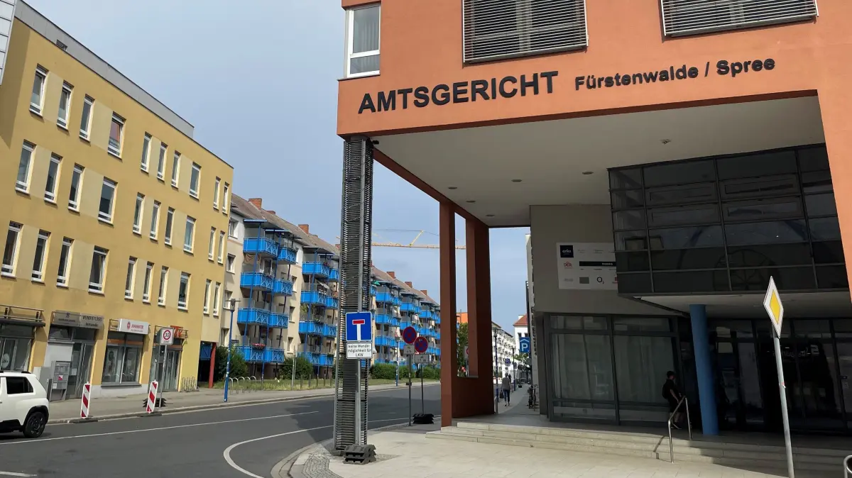 Ein 68-jähriger Mann musste sich vor dem Amtsgericht Fürstenwalde verantworten, weil er seine Enkeltochter sexuell missbraucht haben soll.