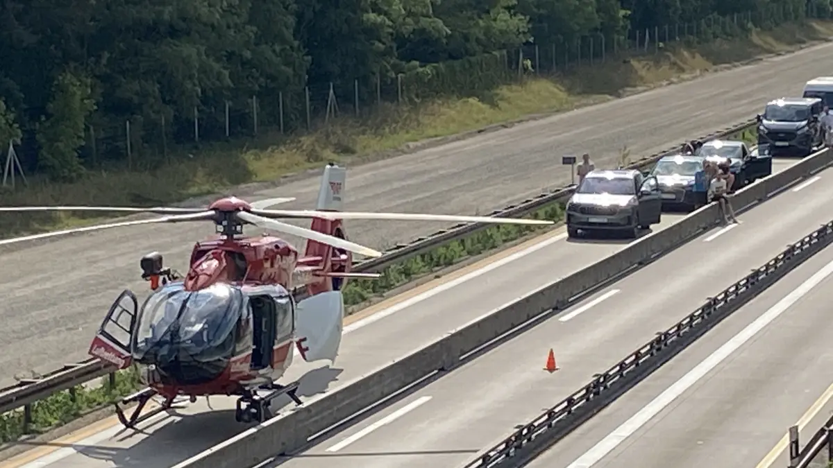 Ein Rettungshubschrauber ist auf der A12 bei Fürstenwalde auf der Spur in Richtung Osten gelandet.