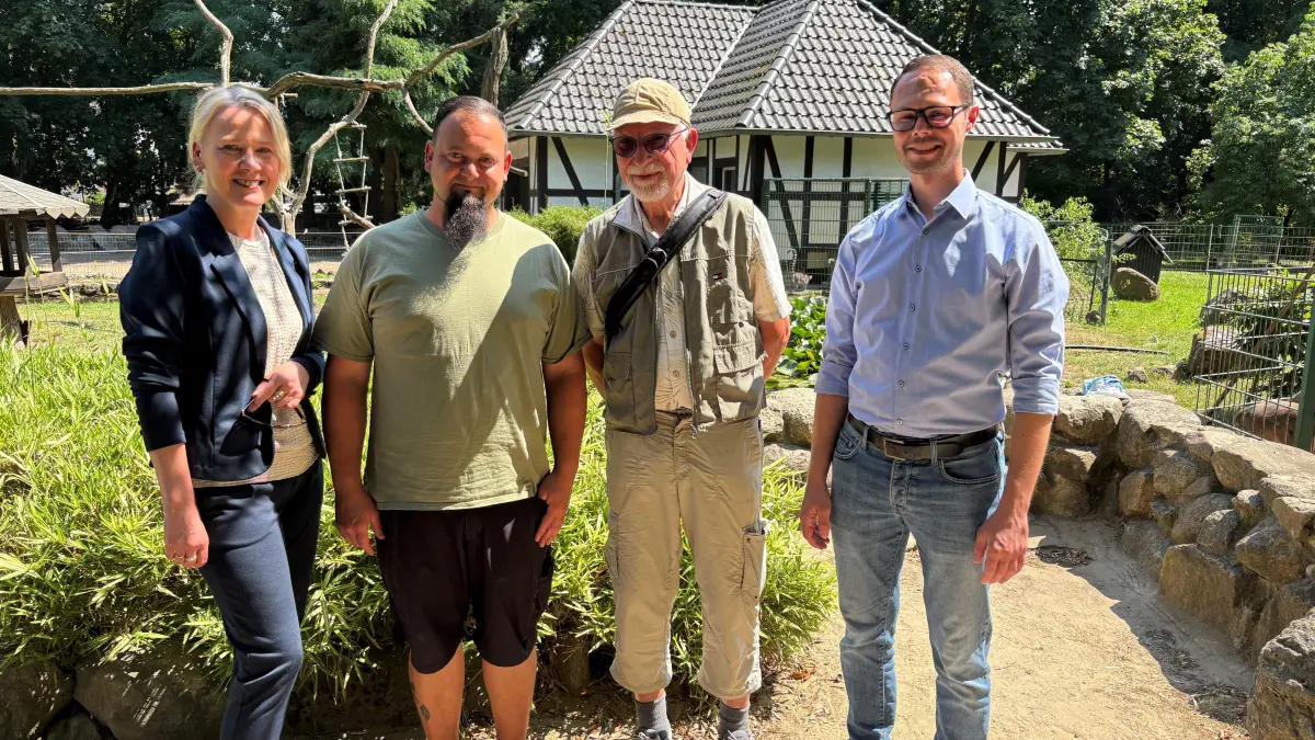 Der Tierpark Angermünde startet unter neuer Führung in die Zukunft: Bürgermeisterin Ute Ehrhardt, der neue Tierparkleiter Felix Ameling, Dr. Ullrich Reichel vom Förderverein sowie Marcel Wagner, Geschäftsführer der Kommunalen Gebäudemanagementgesellschaft KGMA wollen den Tierpark weiter entwickeln.