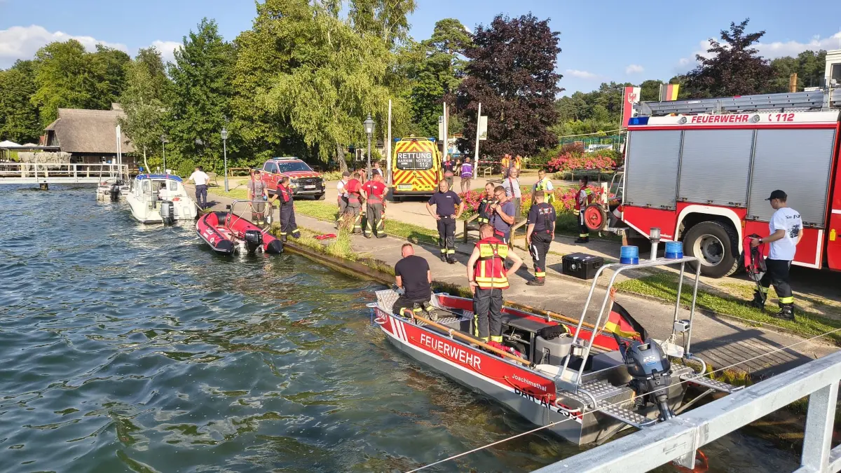 Die Situation am Werbellinsee in Altenhof am Montagabend. Rettungskräfte aus Altenhof, Werbellin, Finowfurt, Joachimsthal und Ladeburg waren im Einsatz. War ihre Suche erfolgreich?