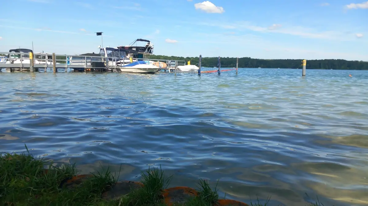 Werbellinsee: Ruhig sieht der See meistens aus. Doch Strömungen und Temperaturunterschiede in dem tiefen Gewässer bleiben eine Gefahr für Schwimmer, die sich vom Ufer entfernen.