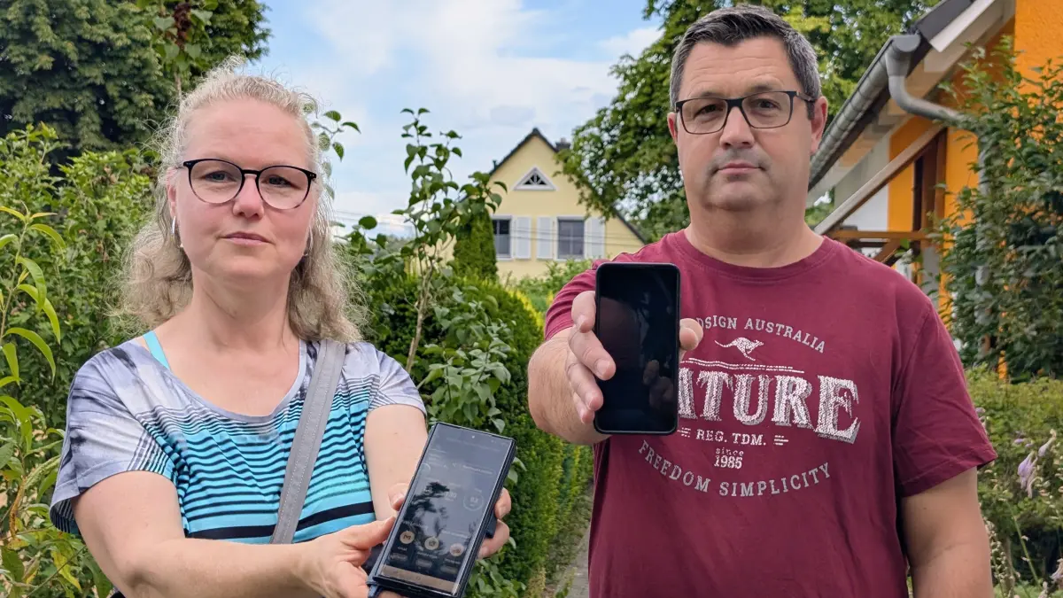Kristina Schultz und Hendrik Neubauer haben wie Hunderte Bruchmühler keinen Handyempfang. Weder Telefonate noch Internet sind seit Juni im Altlandsberger Ortsteil möglich.